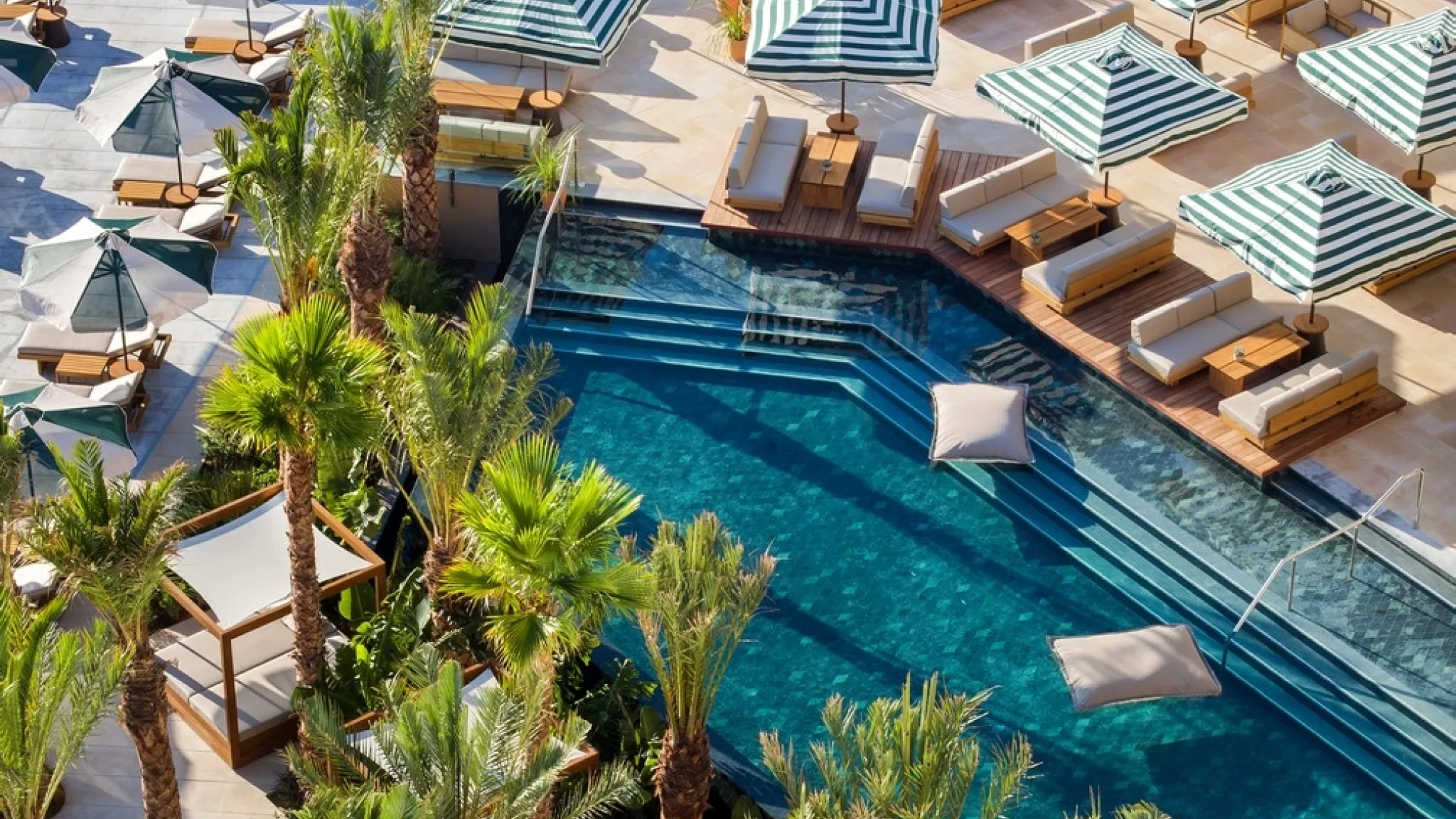 DC Adults Pool Ocean Overview 01