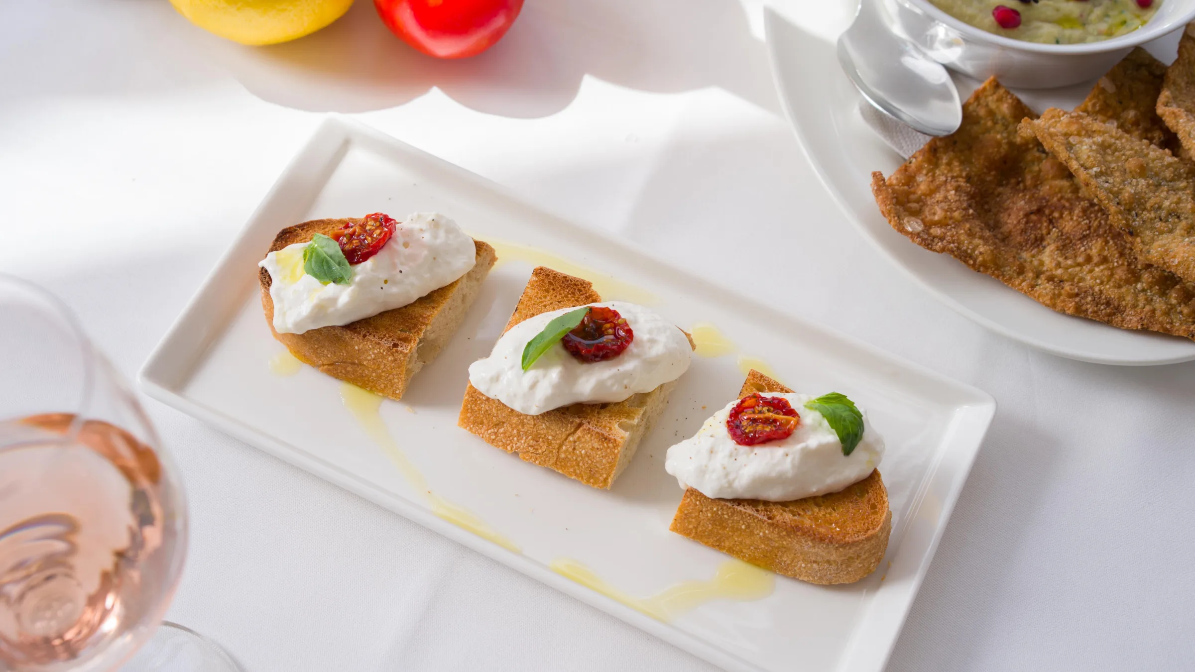 Parklane Limassol Restaurants LPM Brunch Tartine Burrata et Tomatoes 01 LR