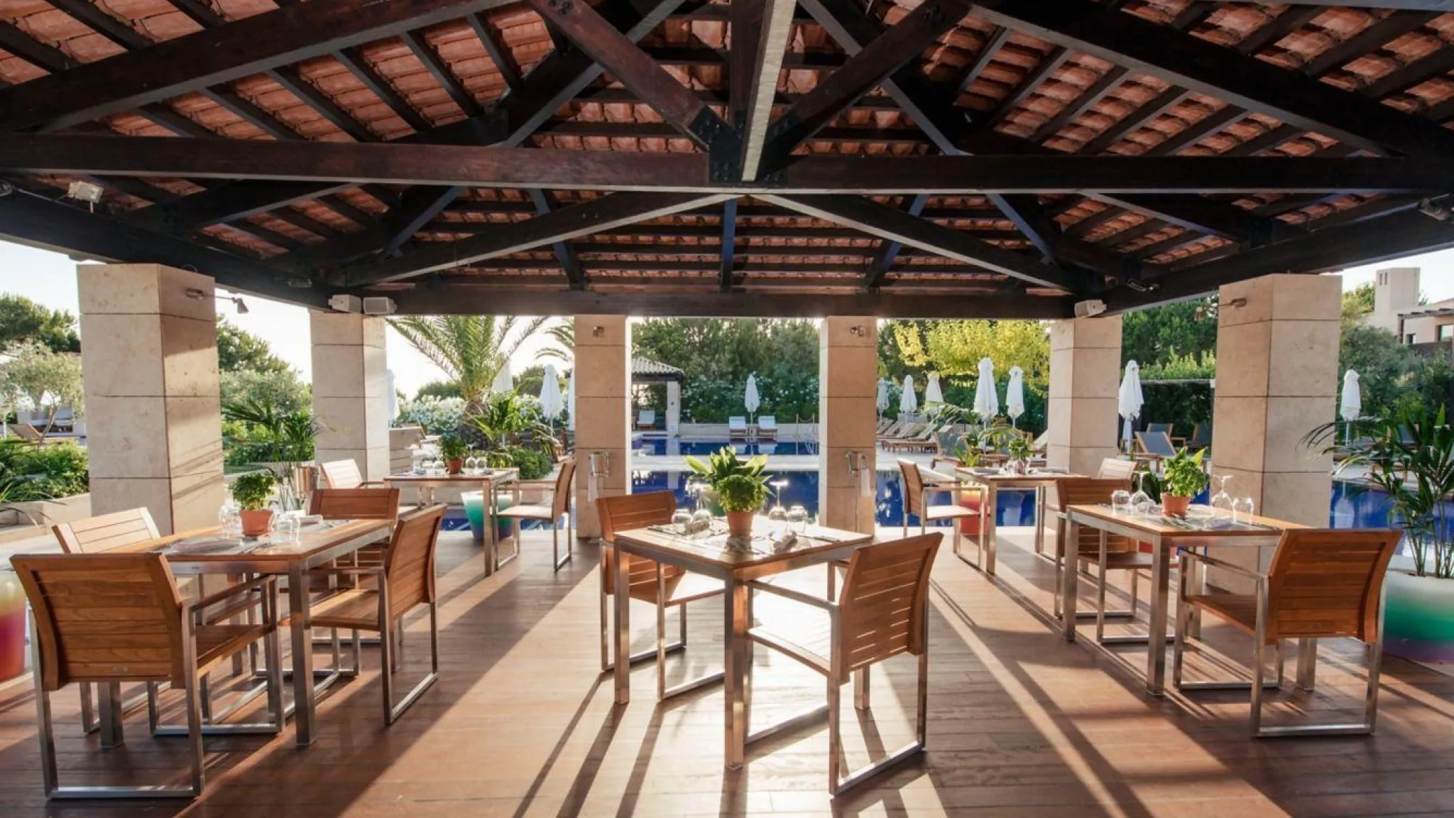 Lc klxlc pool dining area 72647 Wide Hor