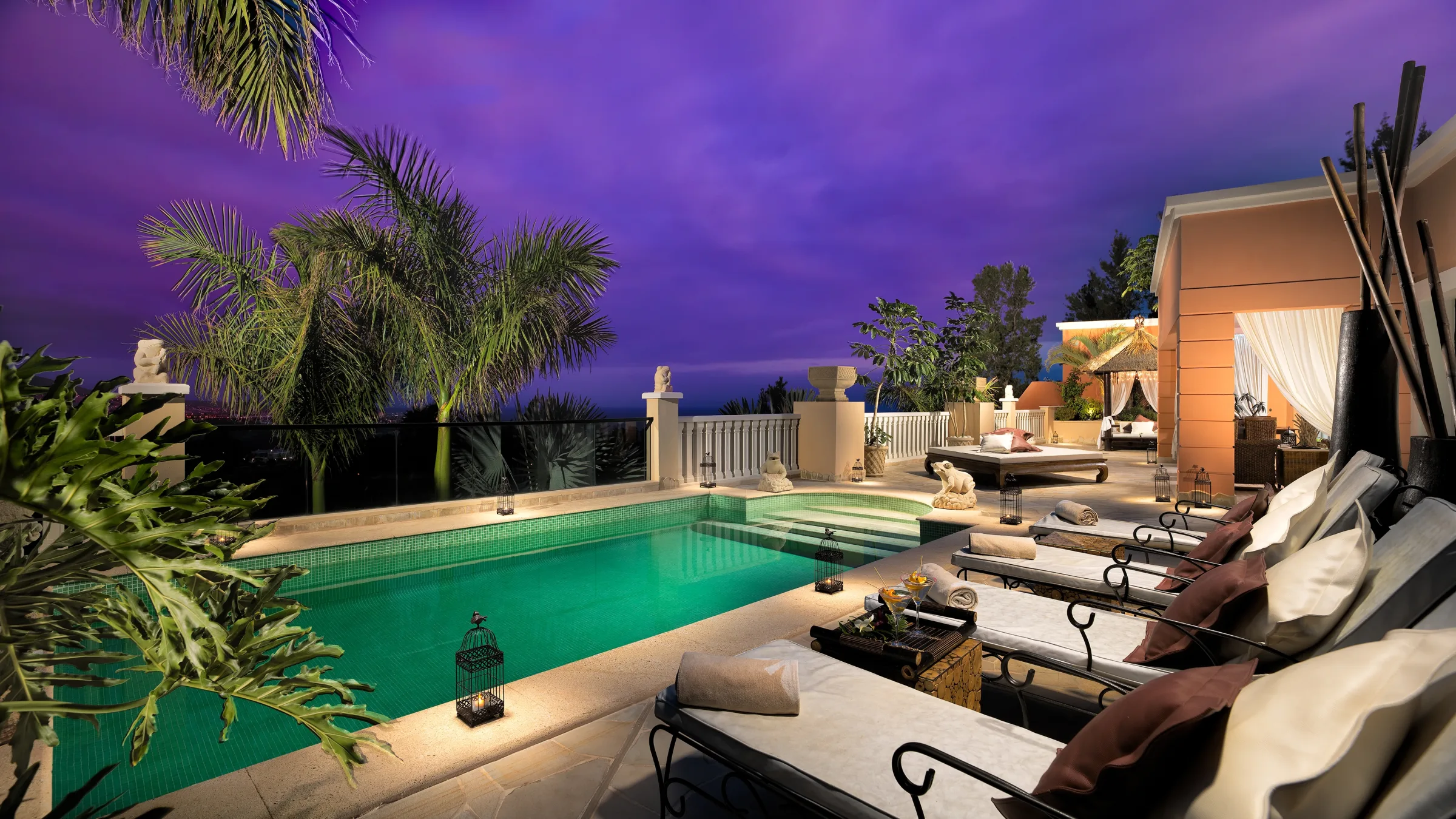 J4 Villa Queen piscina noche