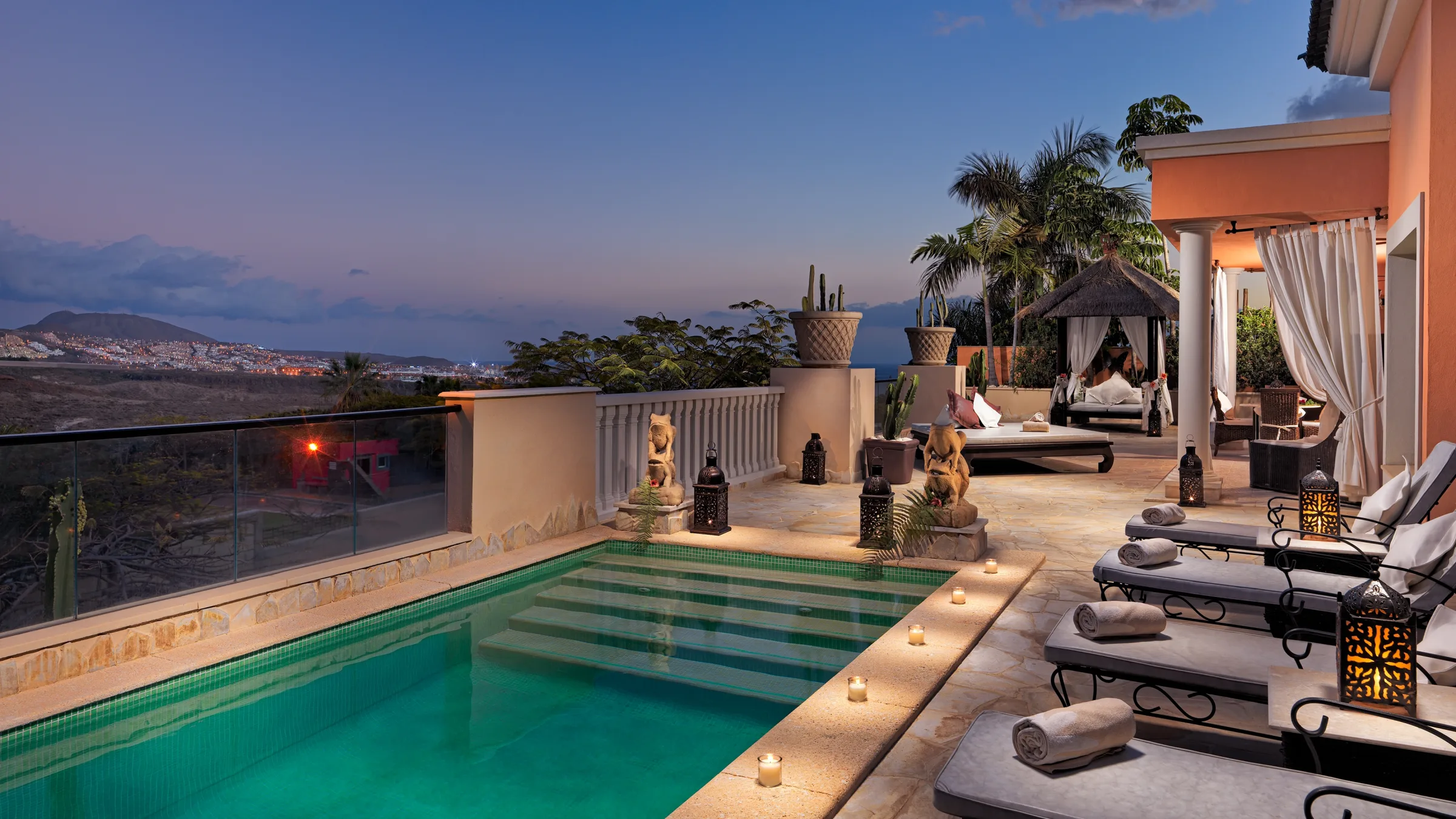 L3 Terraza al anochecer Villa Princesa Real Royal Garden Villas