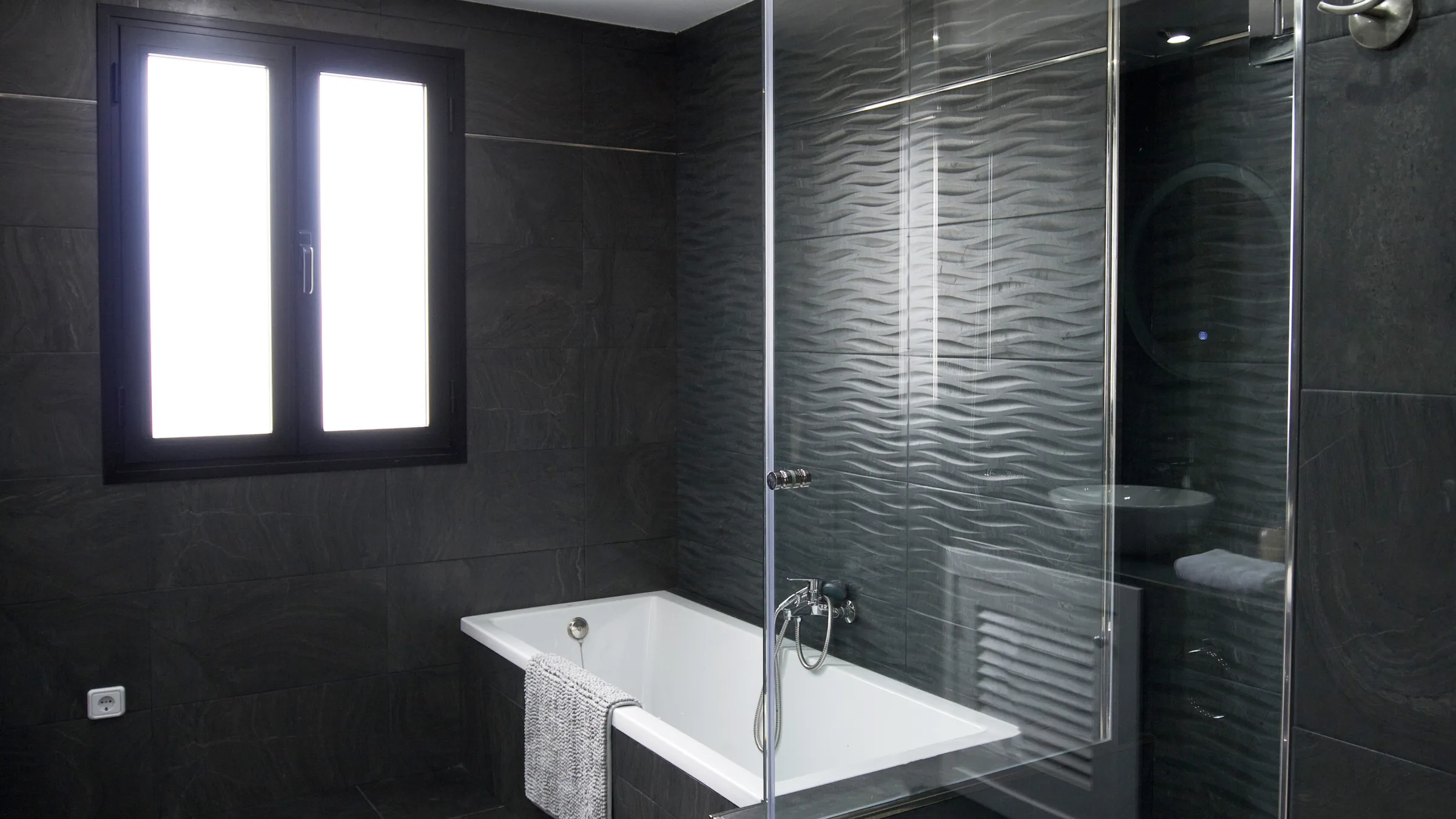V Illa Raya Bedroom 1 ensuite 2