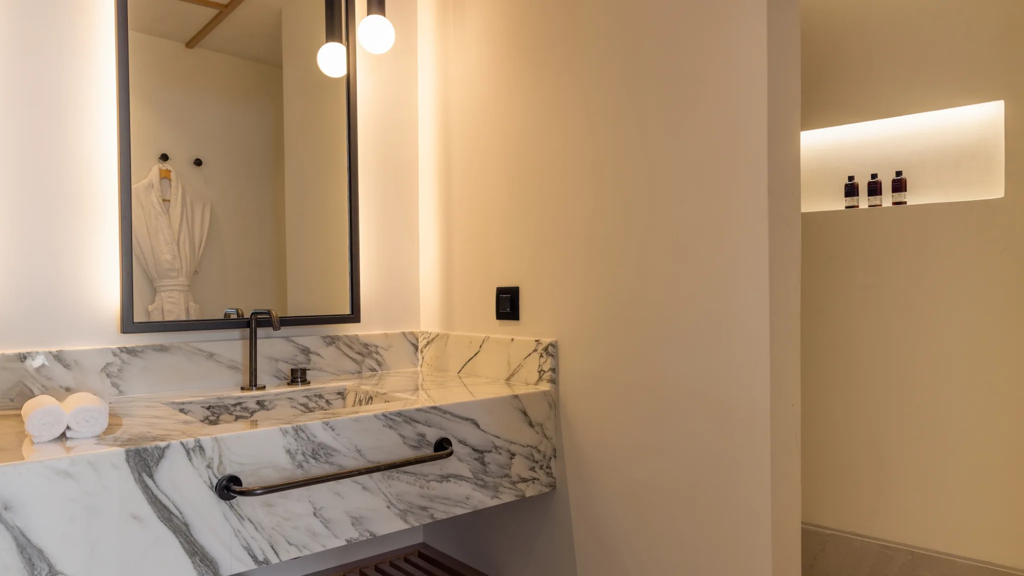 Euphoria Bungalow with Zen Pool bathroom