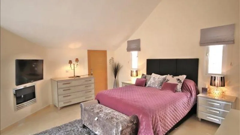 LH38 Master Bed 2