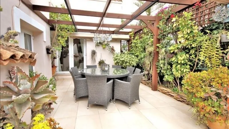 LH38 Outdoor dining