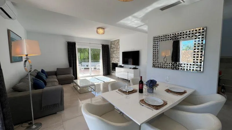 Dining room and lounge