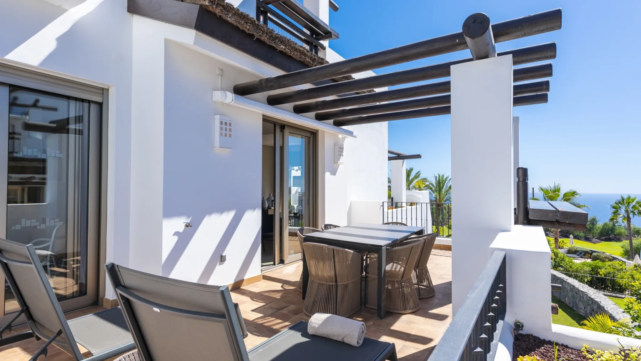 2 Bedroom Suite Partial Sea View Jacuzzi 3