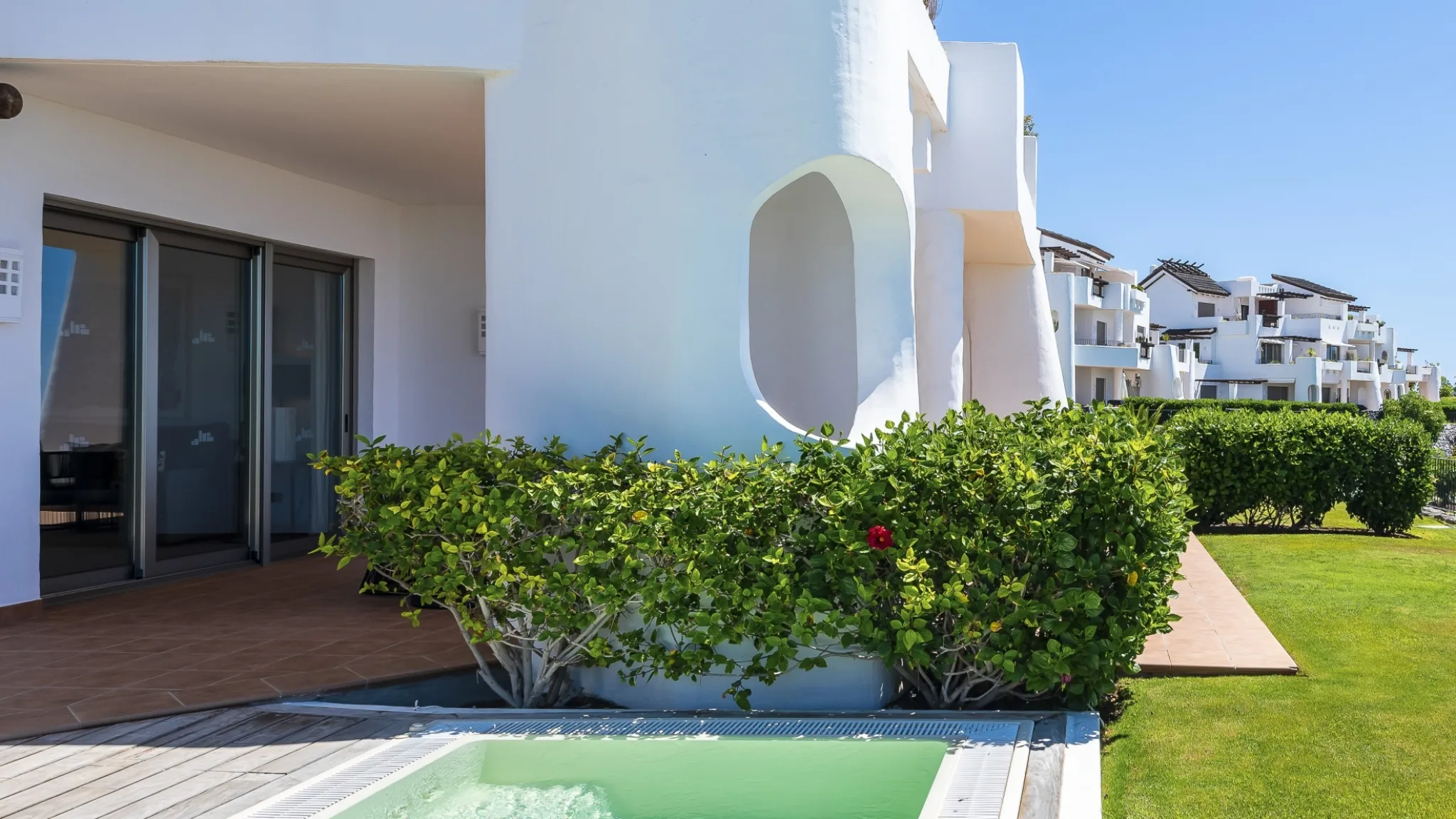 2 Bedroom Suite Partial Sea View Jacuzzi 7