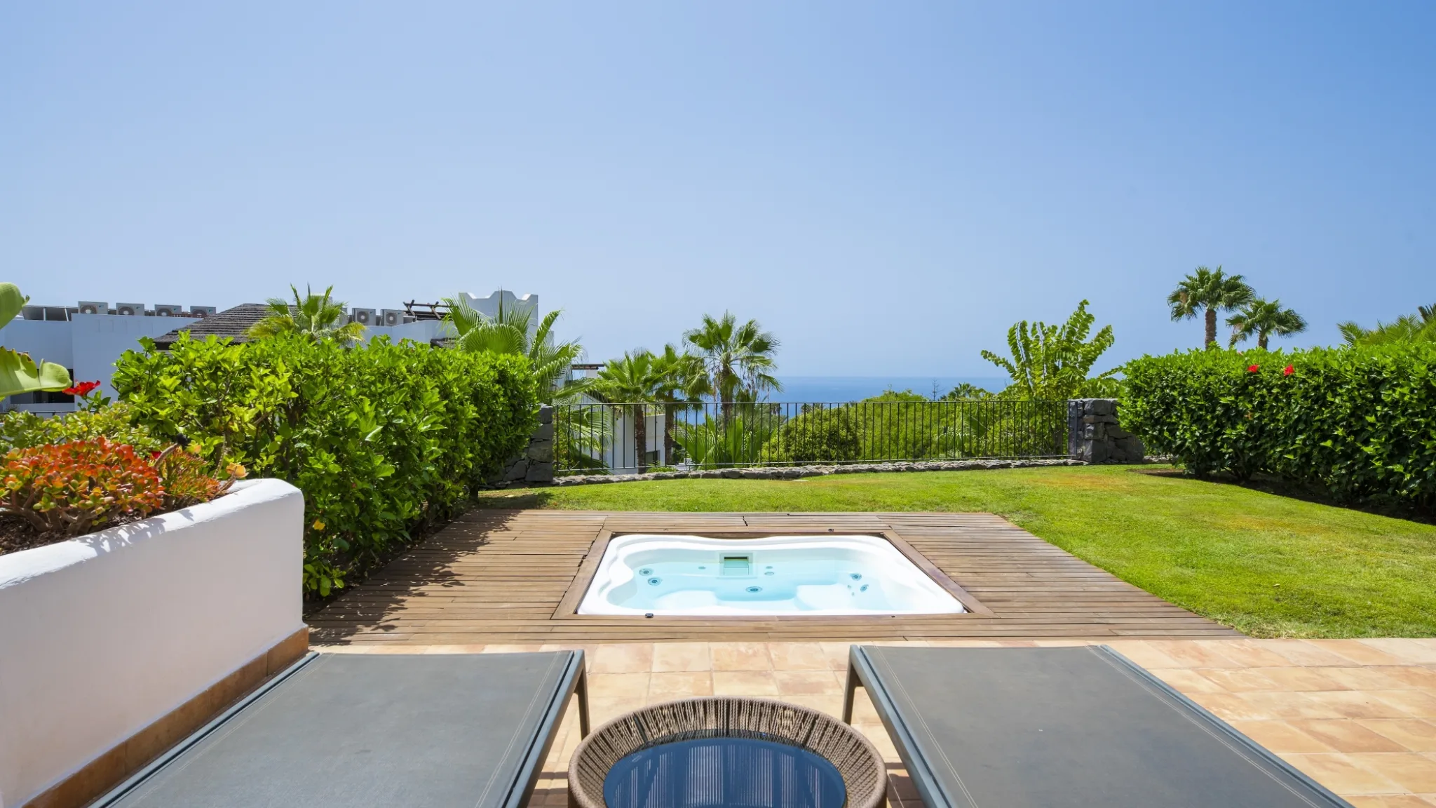 2 Bedroom Suite Partial Sea View Jacuzzi 8