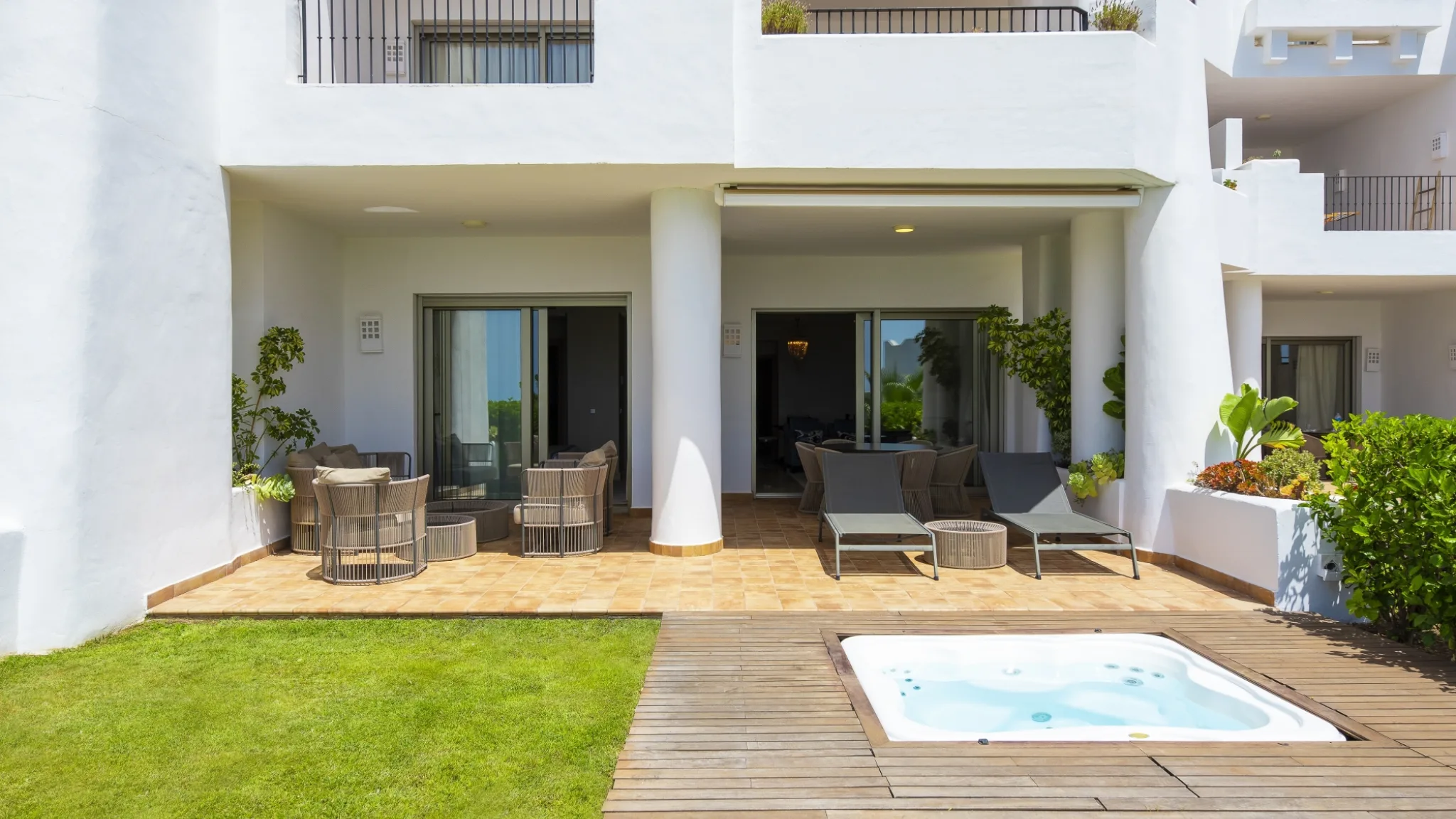 2 Bedroom Suite Partial Sea View Jacuzzi 10