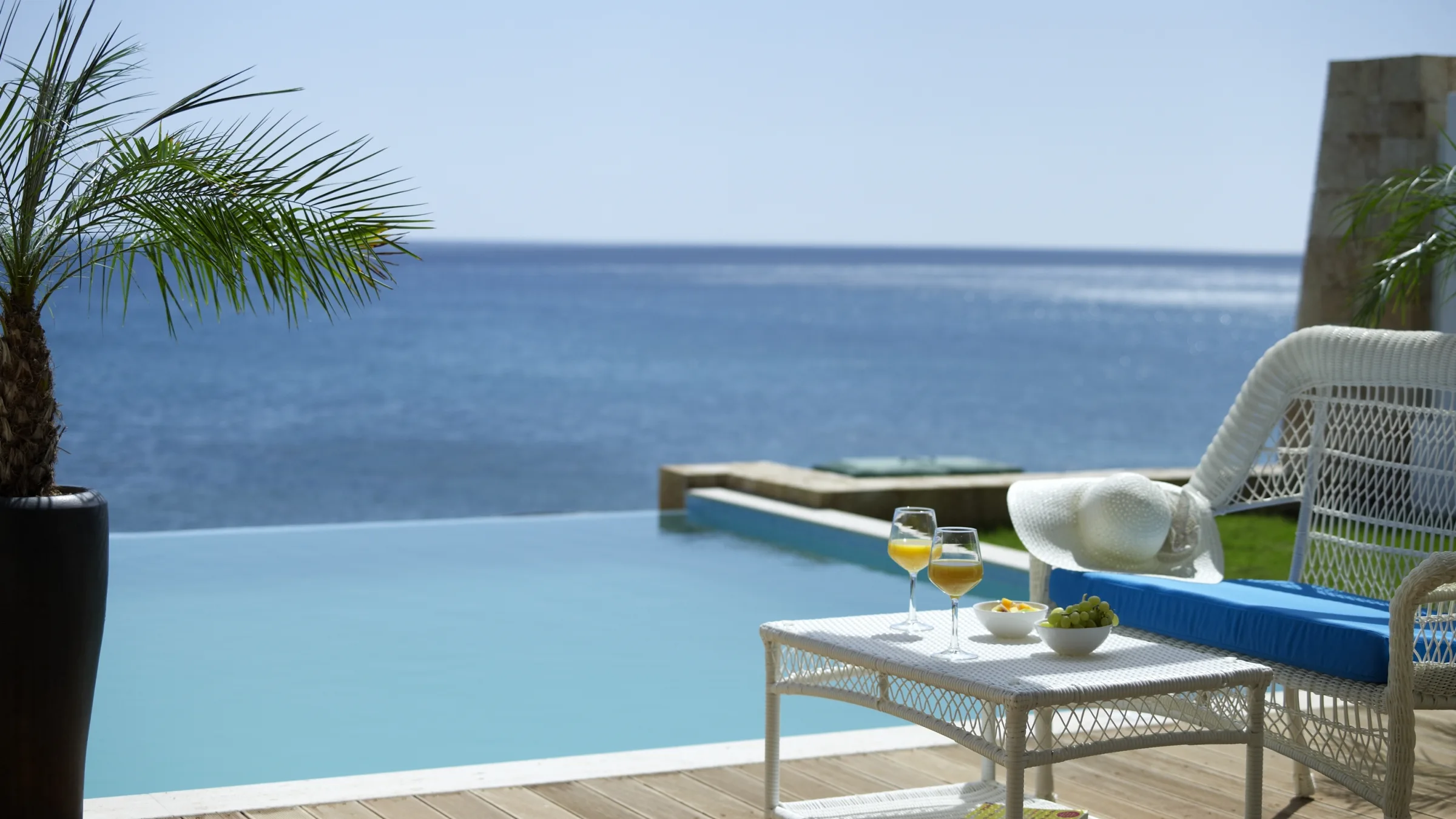 Platinum Beach Family Suite Sea View with Pool 2
