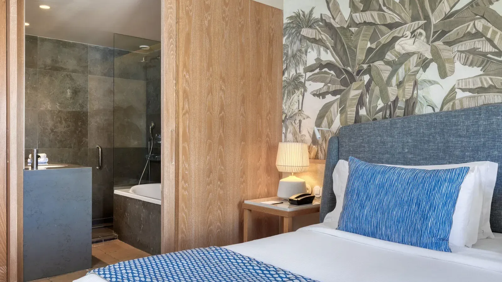 Enjoy Holidays in Tropical Family Retreat Room in Algarve
