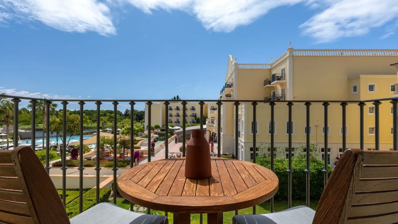 Enjoy Holidays in Tropical Family Retreat