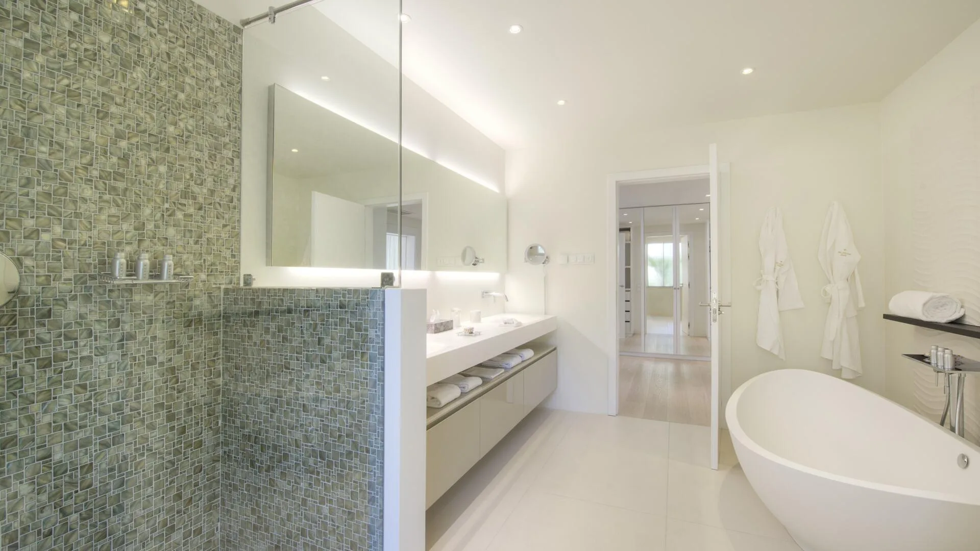 Villa Praia bathroom 1
