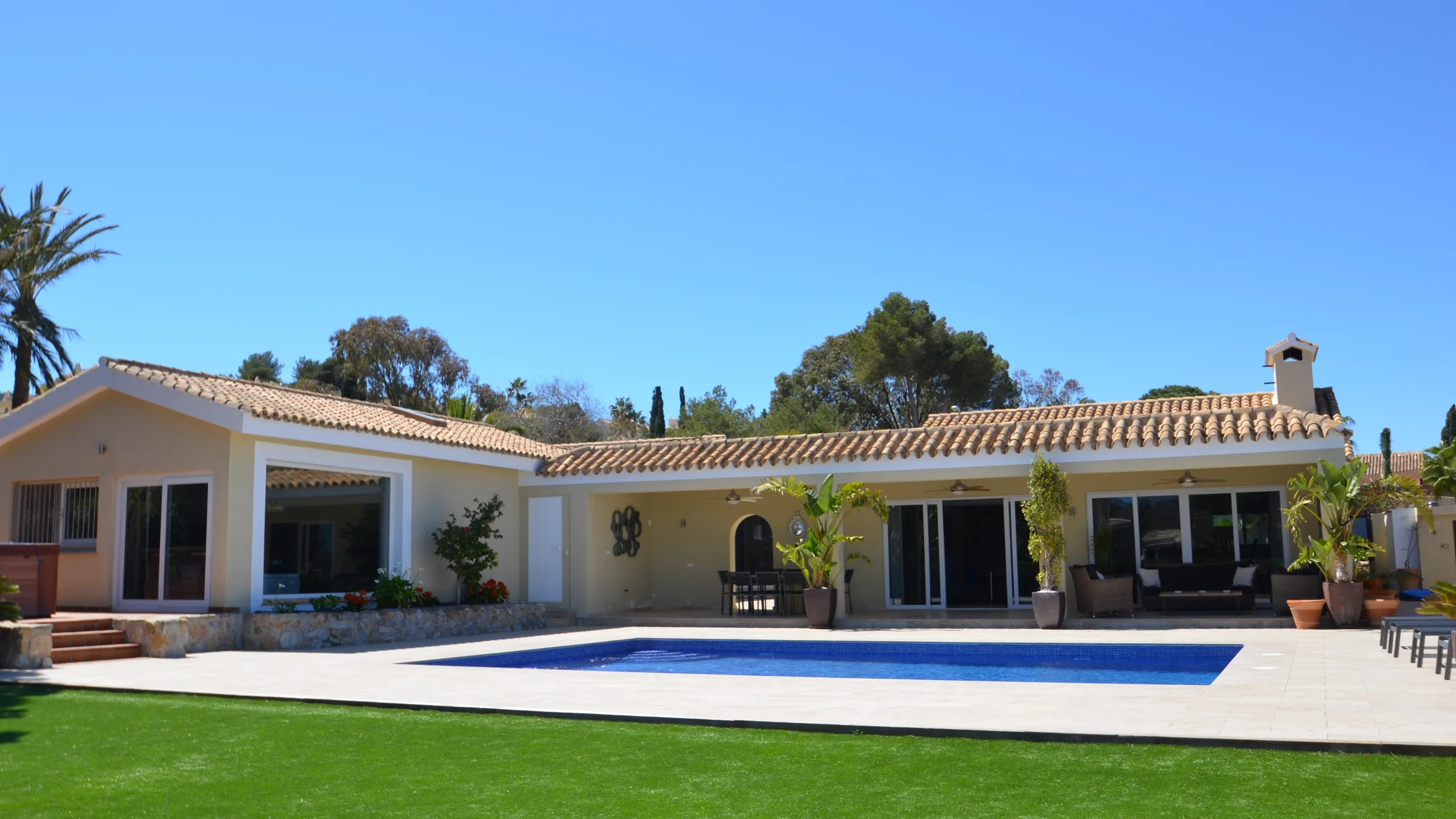 V171 Rear of villa