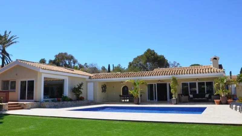 V171 Rear of villa