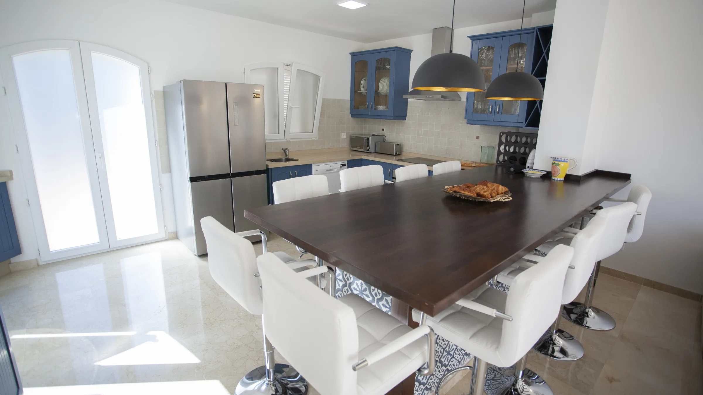 V192 kitchen breakfast bar