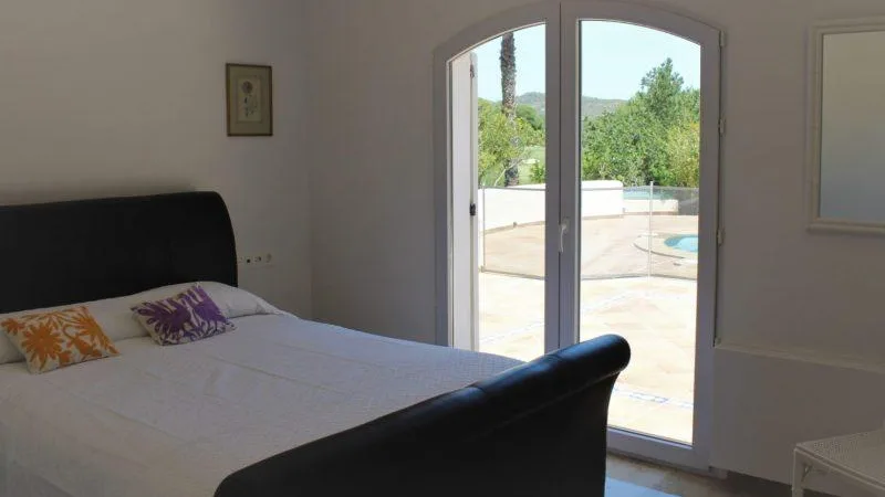 V192 ground floor king bedroom