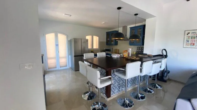 V192 kitchen breakfast bar