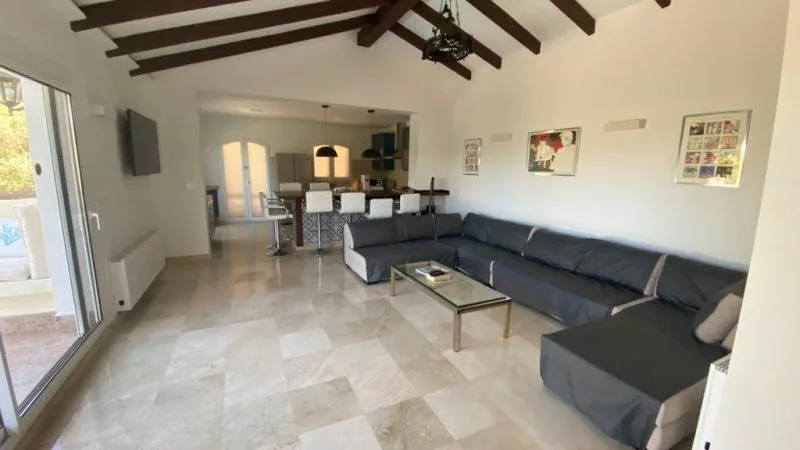 V192 living area