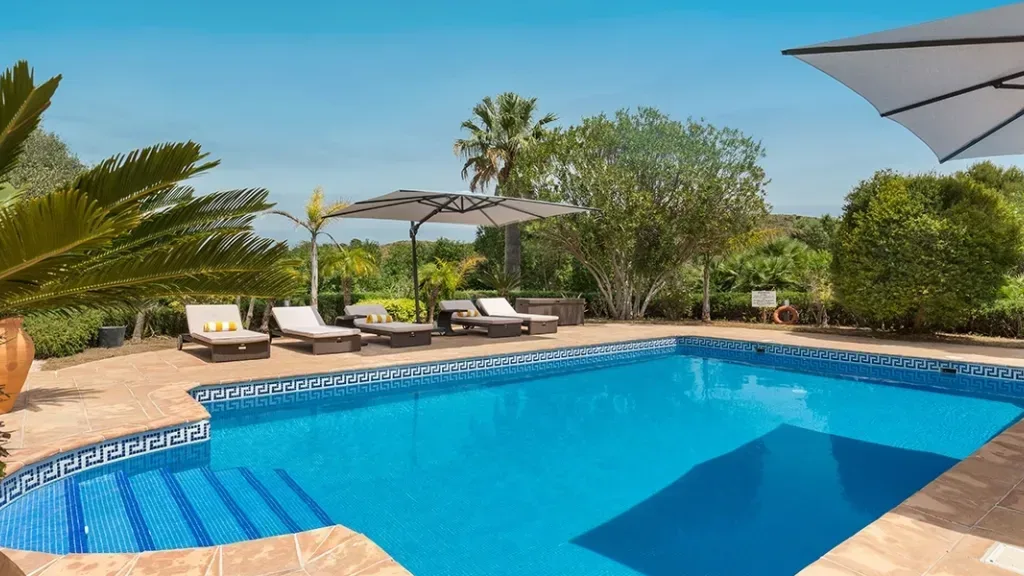 Villa70 002 Pool blue sky